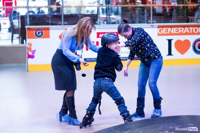 У Луцьку особливі діти з посадовцями вчилися кататися на роликах. ФОТО