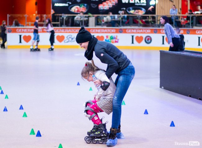 У Луцьку особливі діти з посадовцями вчилися кататися на роликах. ФОТО