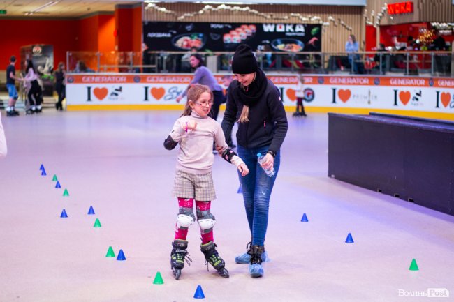 У Луцьку особливі діти з посадовцями вчилися кататися на роликах. ФОТО