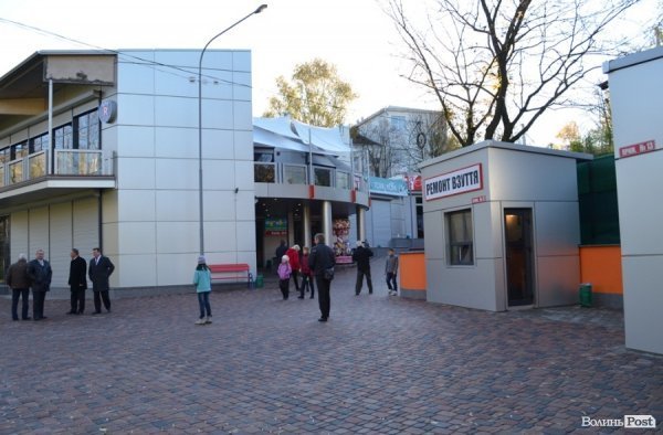 Над річкою у Луцьку відкрили новий торгово-розважальний центр. ФОТО