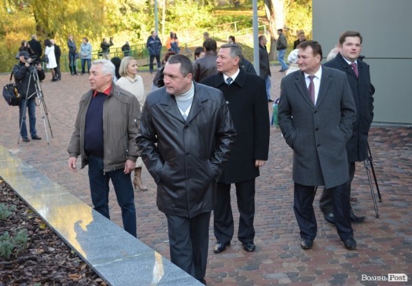 Над річкою у Луцьку відкрили новий торгово-розважальний центр. ФОТО