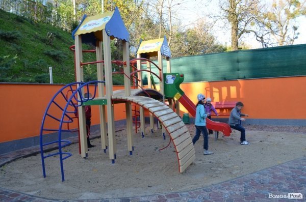 Над річкою у Луцьку відкрили новий торгово-розважальний центр. ФОТО