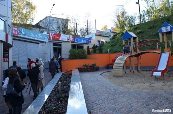 Над річкою у Луцьку відкрили новий торгово-розважальний центр. ФОТО