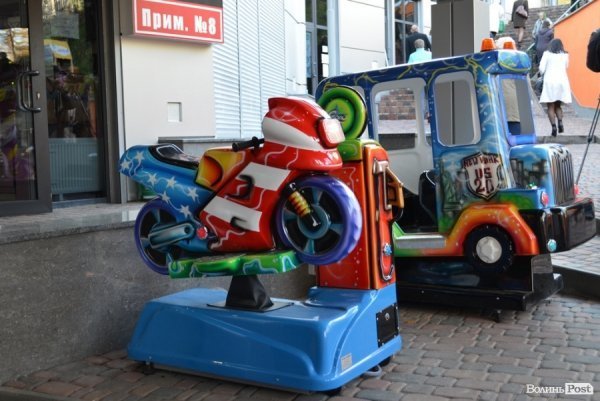 Над річкою у Луцьку відкрили новий торгово-розважальний центр. ФОТО