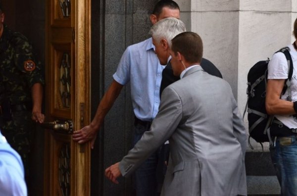 Під Верховною Радою − тисячний мітинг, перекрили дорогу. ФОТО