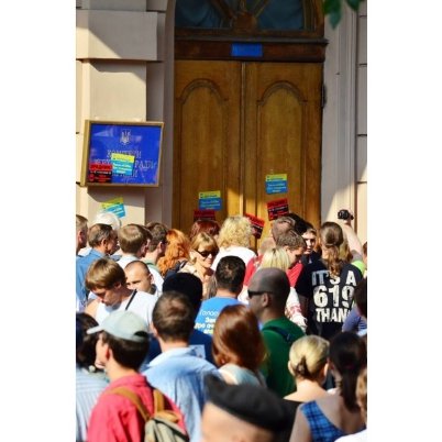 Під Верховною Радою − тисячний мітинг, перекрили дорогу. ФОТО