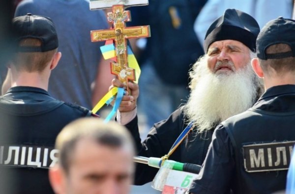 Під Верховною Радою − тисячний мітинг, перекрили дорогу. ФОТО