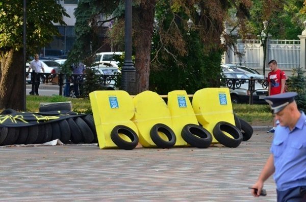 Під Верховною Радою − тисячний мітинг, перекрили дорогу. ФОТО