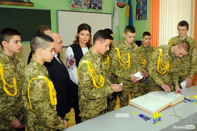 Луцькі ліцеїсти пишуть в Книзі Миру