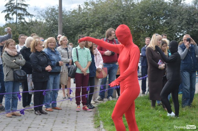 З хлібом, горілкою та кров’ю: у Луцьку відкрили фестиваль театрів. ФОТО