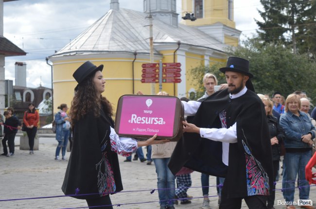 З хлібом, горілкою та кров’ю: у Луцьку відкрили фестиваль театрів. ФОТО