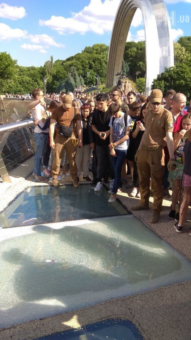 Дострибалися: на новому пішохідному мосту в Києві тріснуло скло. ФОТО