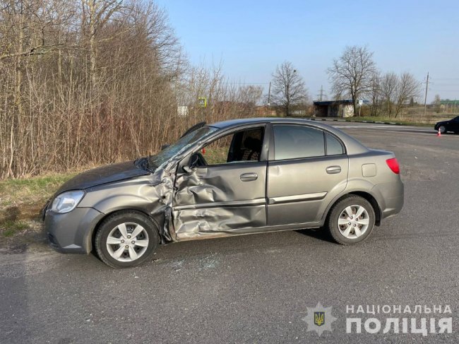 ДТП на Волині: 17-річний мотоцикліст в'їхав в опору та зіткнулися дві автівки