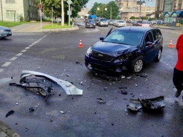 Проїхав на жовтий сигнал світлофора: деталі аварії у Луцьку, де зіткнулись дві автівки