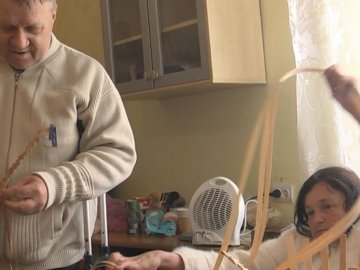 На Волині подружжя з інвалідністю виготовляє кошики та заробляє собі на життя. ВІДЕО
