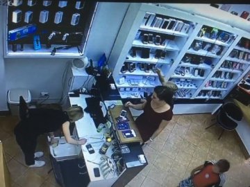 Діти поцупили у луцькій крамниці iPhone. ВІДЕО