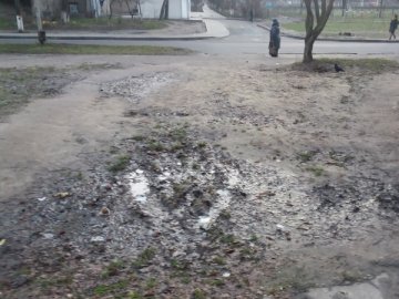 У Луцьку просять відновити зруйновану комунальниками доріжку. ФОТО