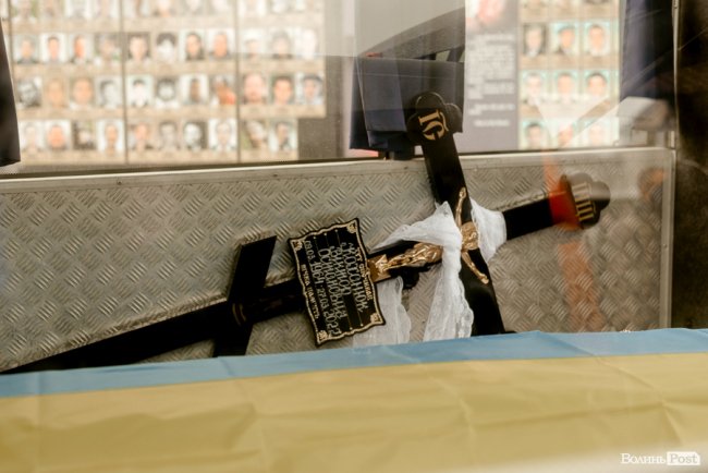 «Їх ми з честю поховаємо, а завтра підемо в бій»: Луцьк попрощався з воїнами Павлом Хомиком та Віктором Коханюком