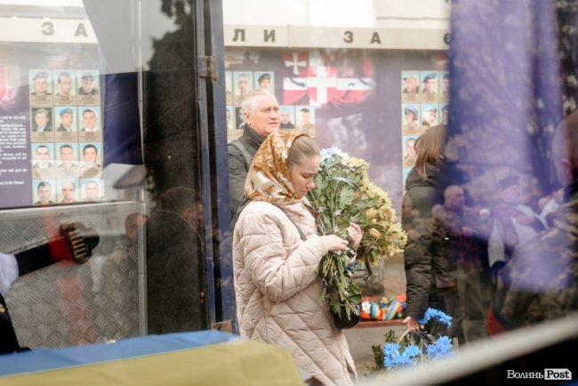 «Їх ми з честю поховаємо, а завтра підемо в бій»: Луцьк попрощався з воїнами Павлом Хомиком та Віктором Коханюком