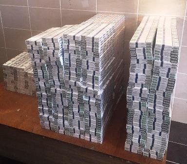 Водій автобуса хотів провезти через «Ягодин» 3 тисячі пачок цигарок. ФОТО