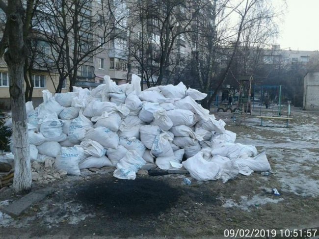 Під вікна сусідам лучанин накидав гору мішків будівельного сміття