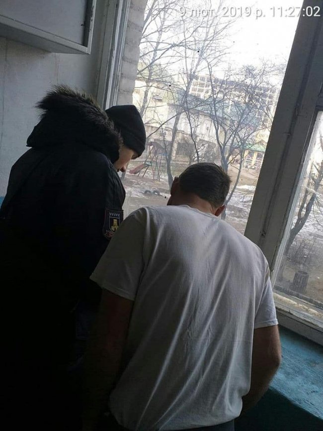 Під вікна сусідам лучанин накидав гору мішків будівельного сміття