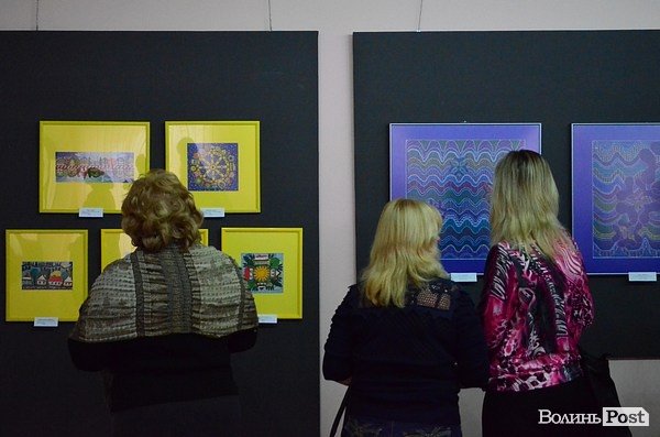 У Луцьку відкрили виставку вишивки Анжеліки Рудницької. ФОТО