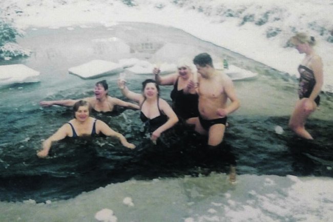 Жінка пірнала в ополонку навіть при мінус 33: історія моржування 73-річної волинянки 