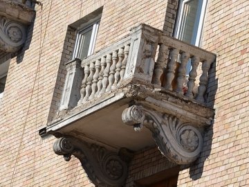 Лучанам порекомендували самим ремонтувати балкони в пам'ятці