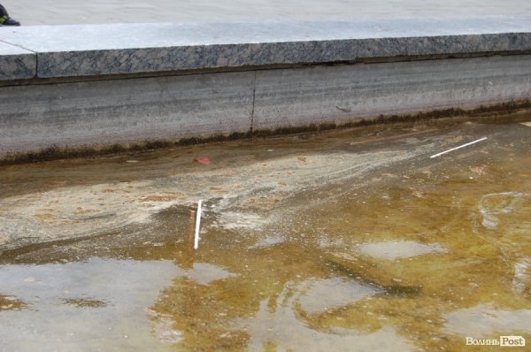 У «Луцькводоканалі» кажуть, що чистять фонтани, «на скільки це реально». ФОТО