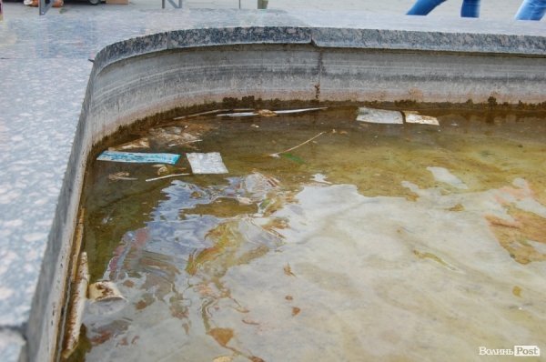 У цьому фонтані сміття багато