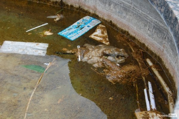 У «Луцькводоканалі» кажуть, що чистять фонтани, «на скільки це реально». ФОТО