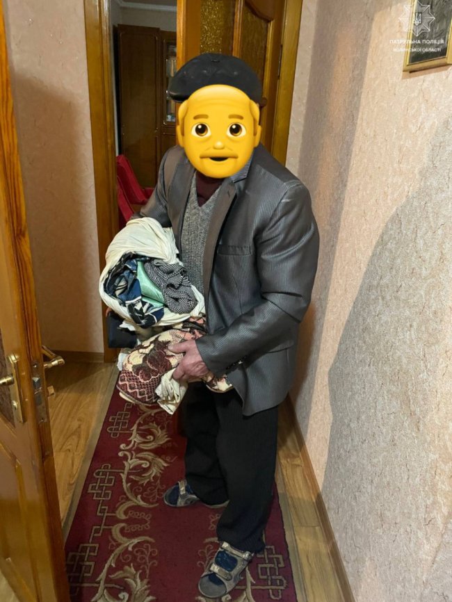 Посеред ночі патрульні в Луцьку врятували заблукалого дідуся