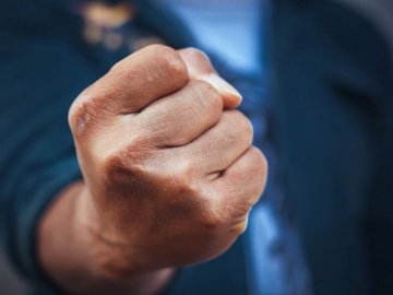 Приставив лезо до шиї, поки та стояла на колінах: у Луцьку чоловік хотів вбити свою матір