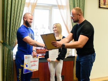 Луцькі пауерліфтери отримали 20 тисяч гривень від міськради. ФОТО