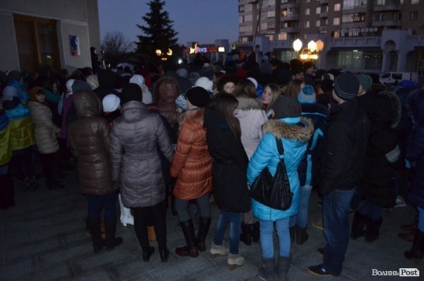 Найбільше людей зосередилися біля входу в ОДА з правого боку