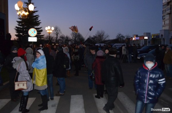 Люди стояли не лише на сходах, але й на парковці