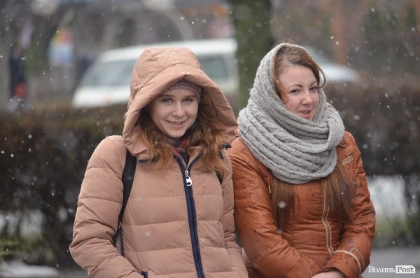 Луцькі студенти принесли прокурору області коктейль Молотова та бруківку. ФОТО