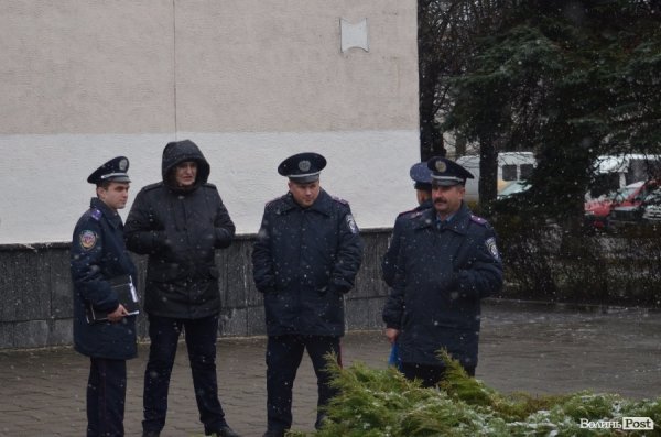 Луцькі студенти принесли прокурору області коктейль Молотова та бруківку. ФОТО