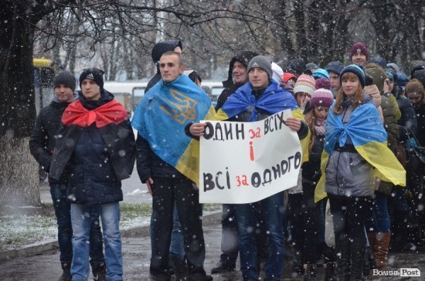 Луцькі студенти принесли прокурору області коктейль Молотова та бруківку. ФОТО