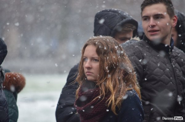 Луцькі студенти принесли прокурору області коктейль Молотова та бруківку. ФОТО