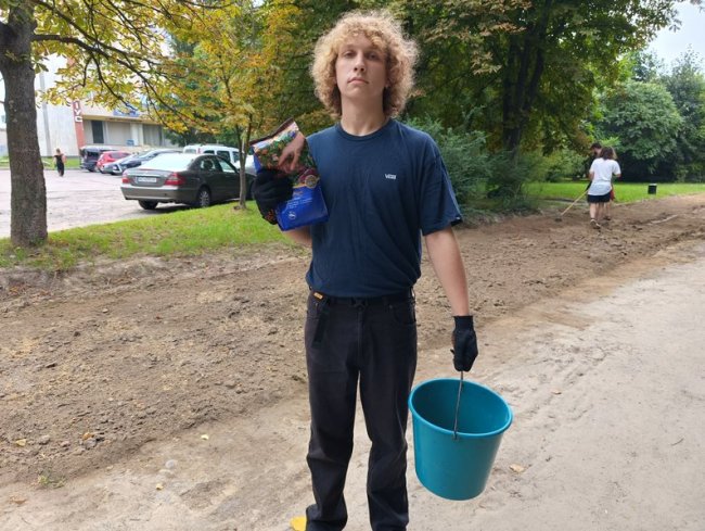 У Луцьку волонтери засіяли польовими травами ділянку поблизу скверу. ВІДЕО