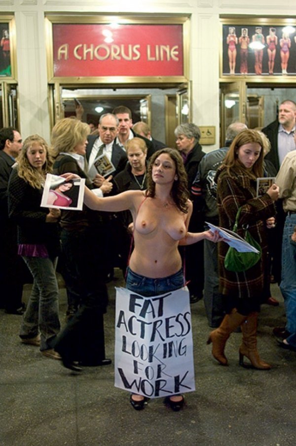 Фотопротест: жінки з голими грудьми на вулицях міста