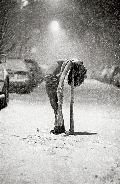 Фотопротест: жінки з голими грудьми на вулицях міста