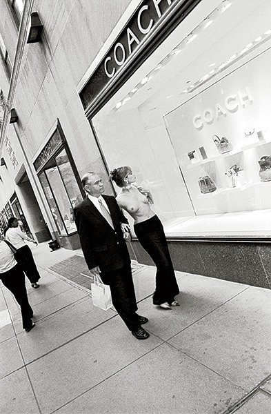 Фотопротест: жінки з голими грудьми на вулицях міста