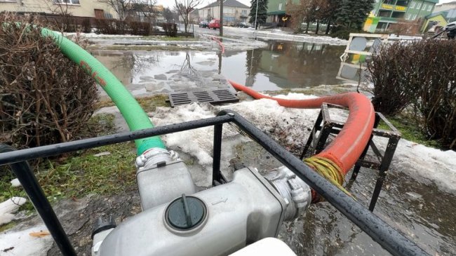 Повінь на Волині: у громаді відкачують воду з вулиць