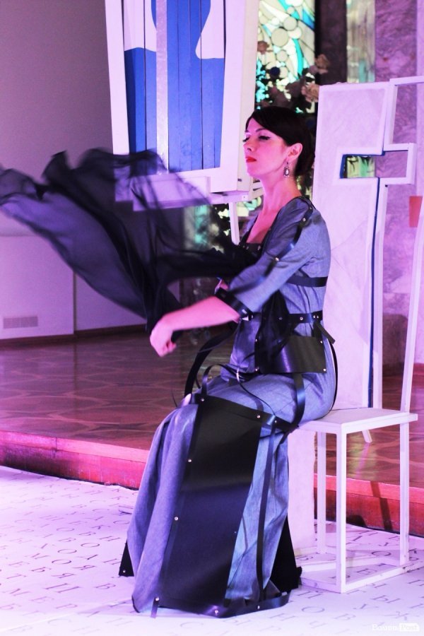 «Мандрівний вішак» у Луцьку епатував, дивував та змушував задуматись. ФОТО