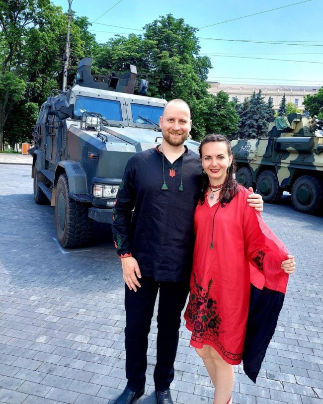 «Андрій зробив нам каблучки з фольги»: захисниця з Маріуполя на «Азовсталі» стала нареченою, дружиною та… вдовою