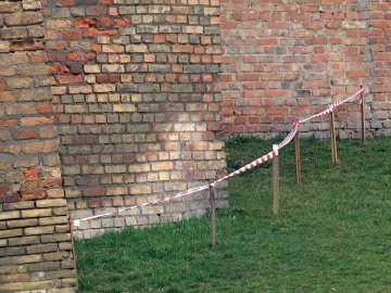 Зі стіни Луцького замку падає цегла: територію огородили. ФОТО