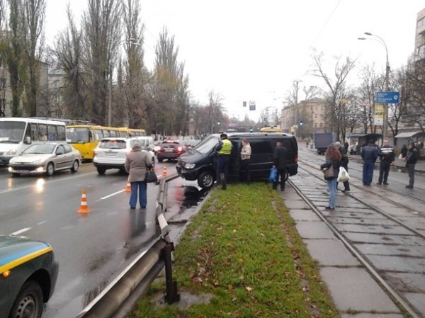 У Києві аварія блокувала рух трамваїв. ФОТО